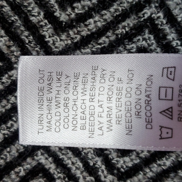 Maurices gray sweatshirt with black chevron print on edges size 1X - Picture 10 of 16